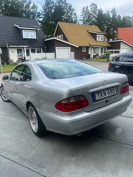 Mercedes-Benz CLK320 4 of 5