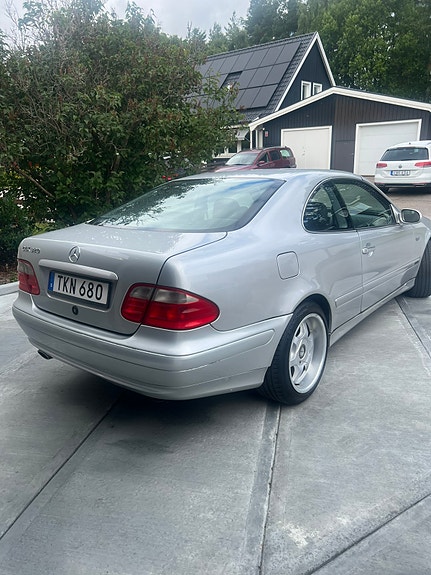 Mercedes-Benz CLK320 3 of 5