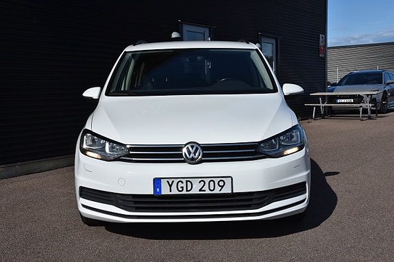 Volkswagen Touran 2 of 16