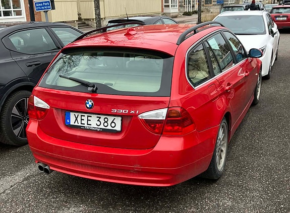 BMW 330Xi 2 of 5