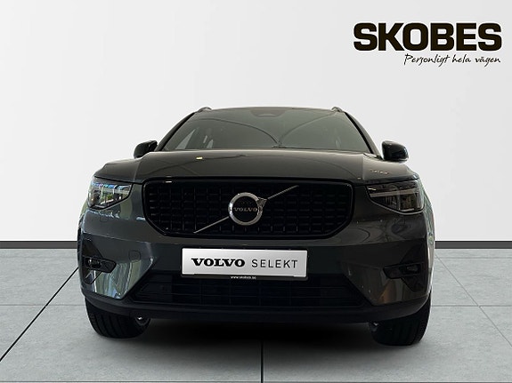 Volvo XC40 2 of 5