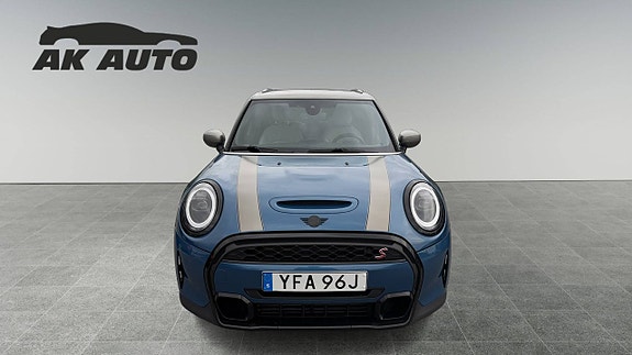 MINI Cooper S 4 of 5