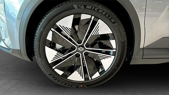 Renault Scenic E-Tech 9 of 19