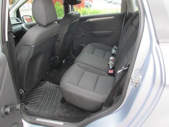 Mercedes-Benz B180 6 of 7