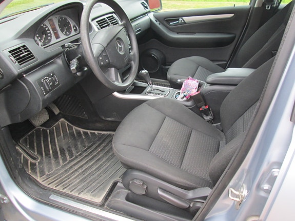 Mercedes-Benz B180 5 of 7