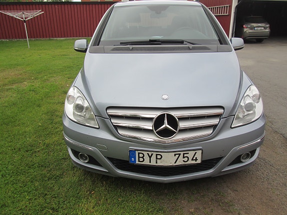 Mercedes-Benz B180 3 of 7