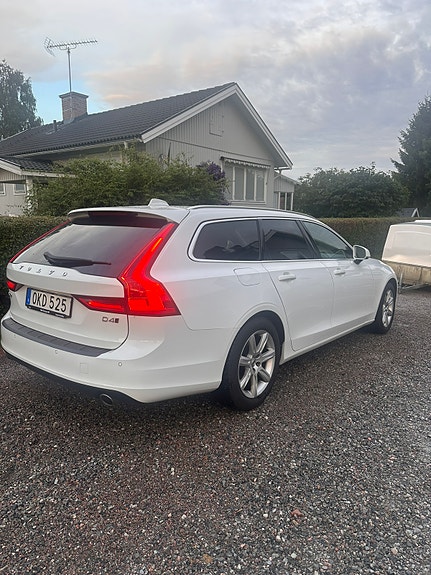 Volvo V90 2 of 5