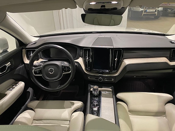Volvo XC60 2 of 5
