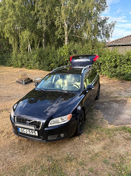 Volvo V70 2 of 5