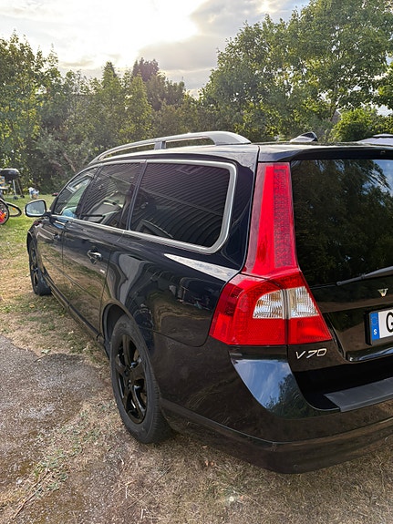 Volvo V70 3 of 5