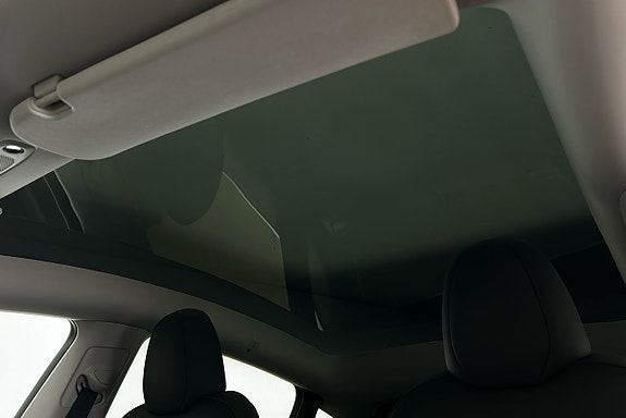 Tesla Model Y 16 of 26