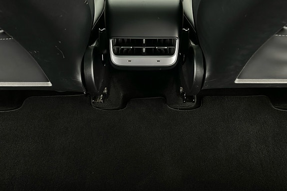 Tesla Model Y 23 of 26