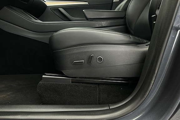 Tesla Model Y 18 of 26