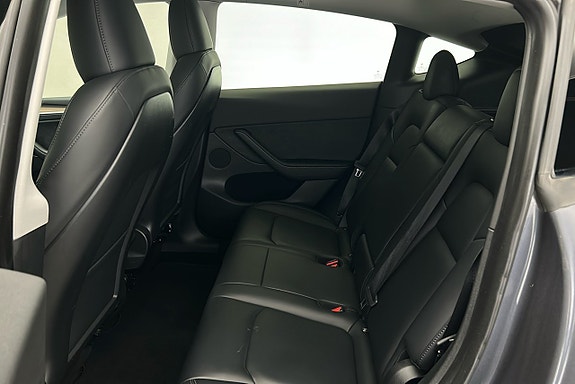 Tesla Model Y 12 of 26