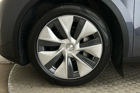 Tesla Model Y 11 of 26