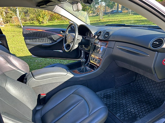 Mercedes-Benz CLK200 3 of 5