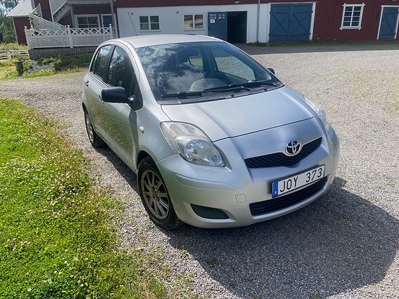 Toyota Yaris 2 of 3