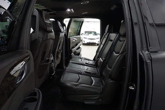 Cadillac Escalade 8 of 30