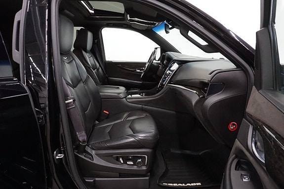 Cadillac Escalade 13 of 30
