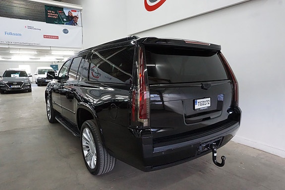 Cadillac Escalade 3 of 5
