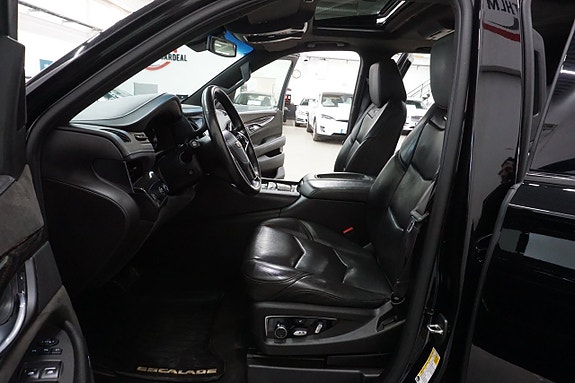 Cadillac Escalade 7 of 30