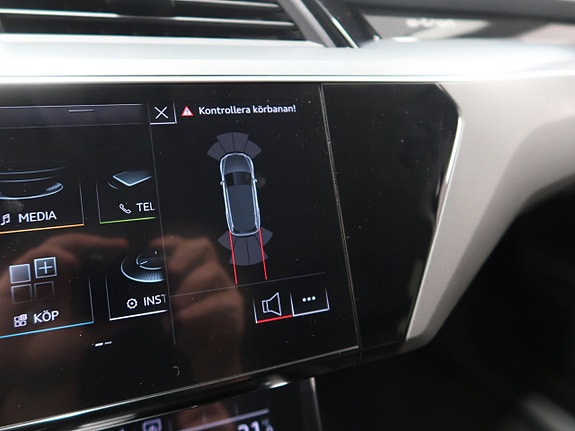 Audi e-tron 28 of 30