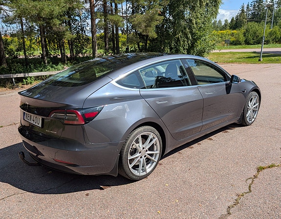 Tesla Model 3 4 of 5