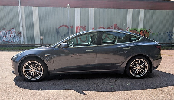 Tesla Model 3 2 of 5