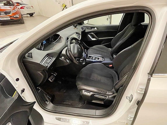 Peugeot 308 4 of 7