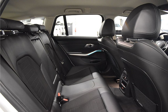 BMW 330e 13 of 20