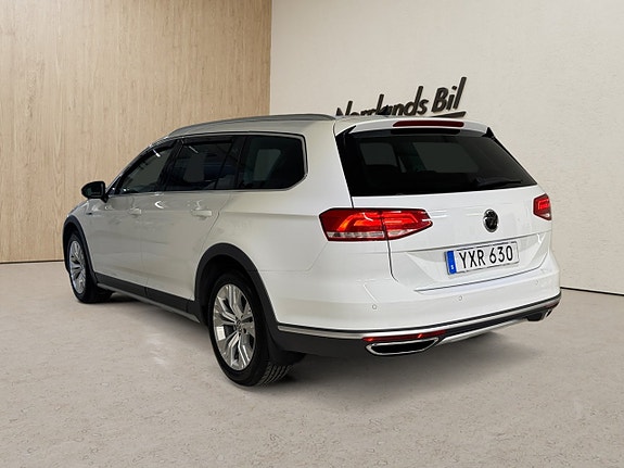 Volkswagen Passat Alltrack 2 of 7