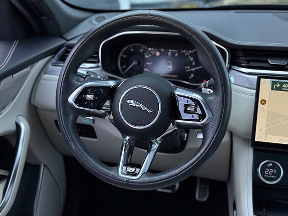 Jaguar F-PACE 12 of 16