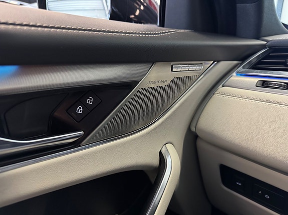 Jaguar F-PACE 16 of 16