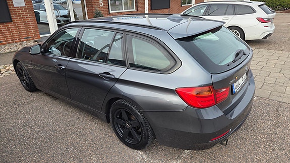 BMW 320i 2 of 5