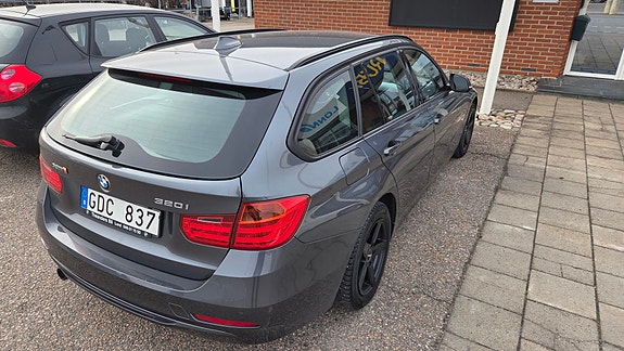 BMW 320i 3 of 5