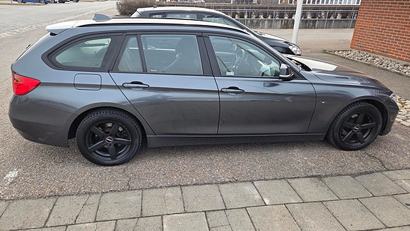 BMW 320i 4 of 5
