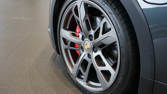 Porsche Taycan 4S 3 of 5