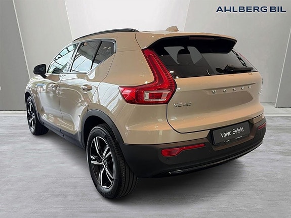 Volvo XC40 3 of 5
