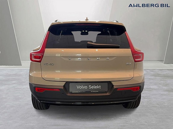 Volvo XC40 4 of 5