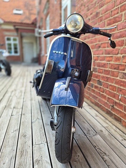 Piaggio Vespa P200 E 2 of 5