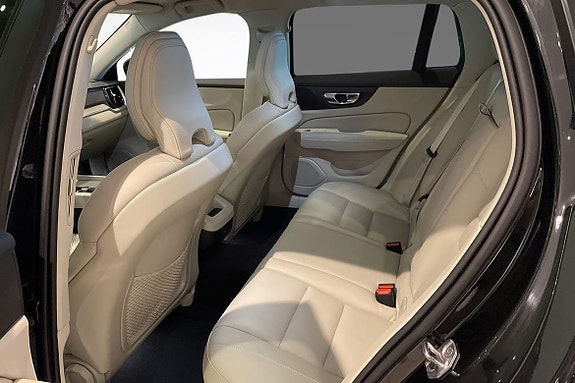 Volvo V60 Cross Country 2 of 5