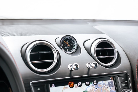 Bentley Bentayga 12 of 18