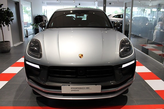 Porsche Macan T 3 of 5