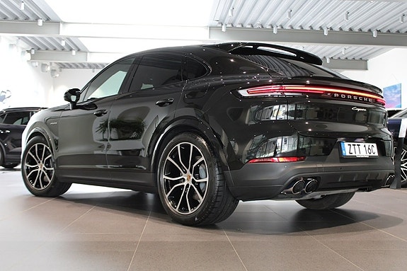 Porsche Cayenne 2 of 5