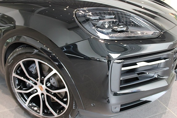 Porsche Cayenne 9 of 15