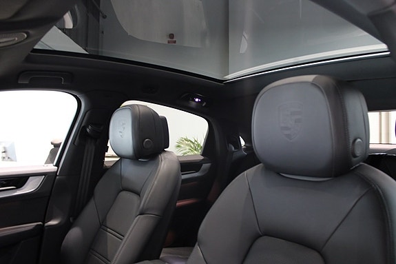 Porsche Cayenne 4 of 5