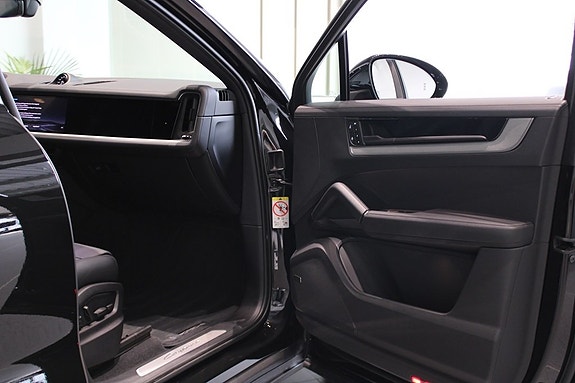 Porsche Cayenne 5 of 5