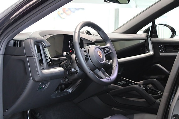 Porsche Cayenne 3 of 5