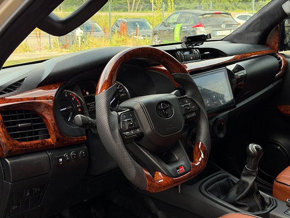 Toyota HiLux 14 of 24