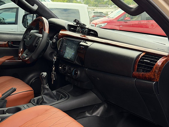 Toyota HiLux 17 of 24